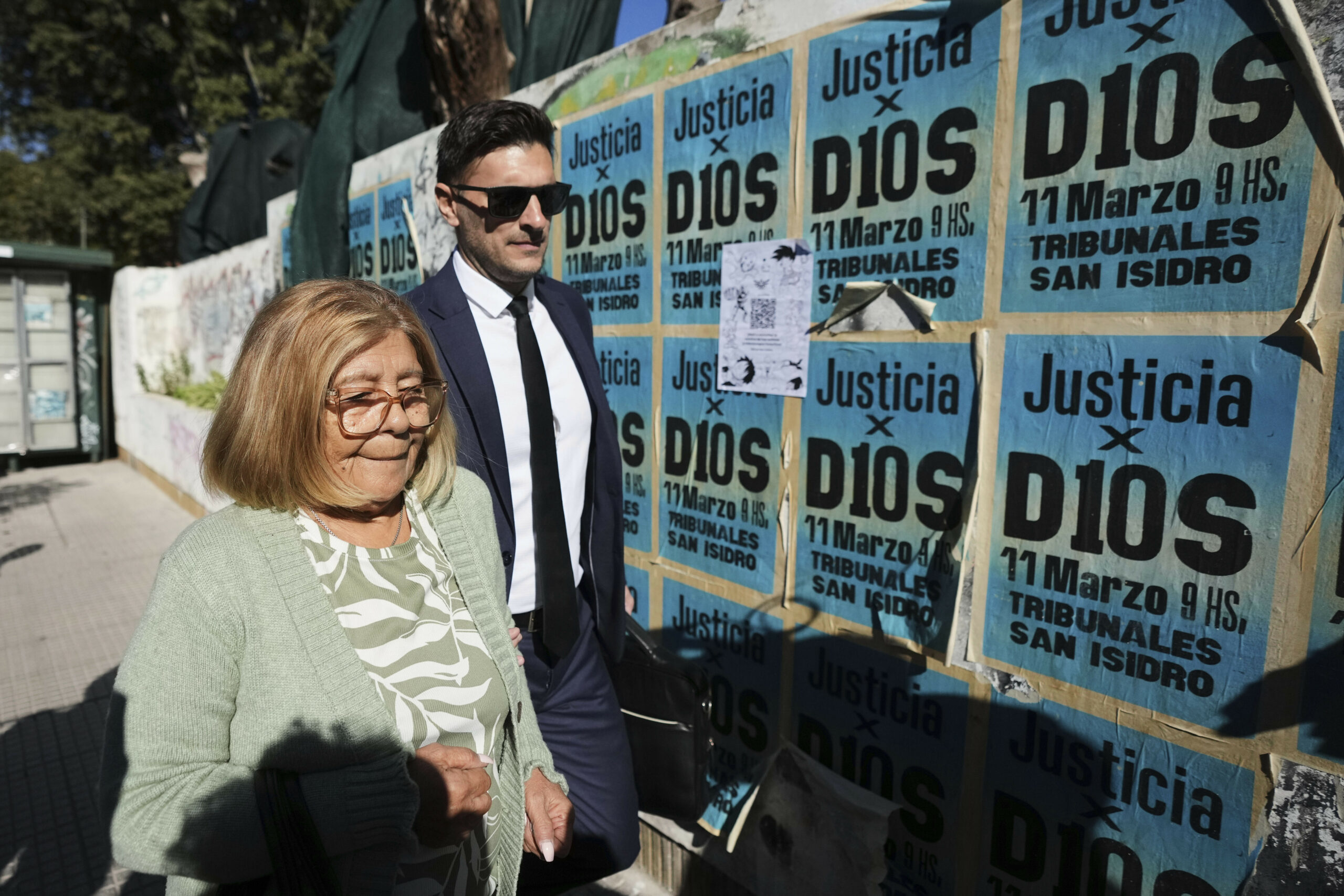 Diego Maradonas Schwester Rita auf dem Weg zum Gerichtsgebäude