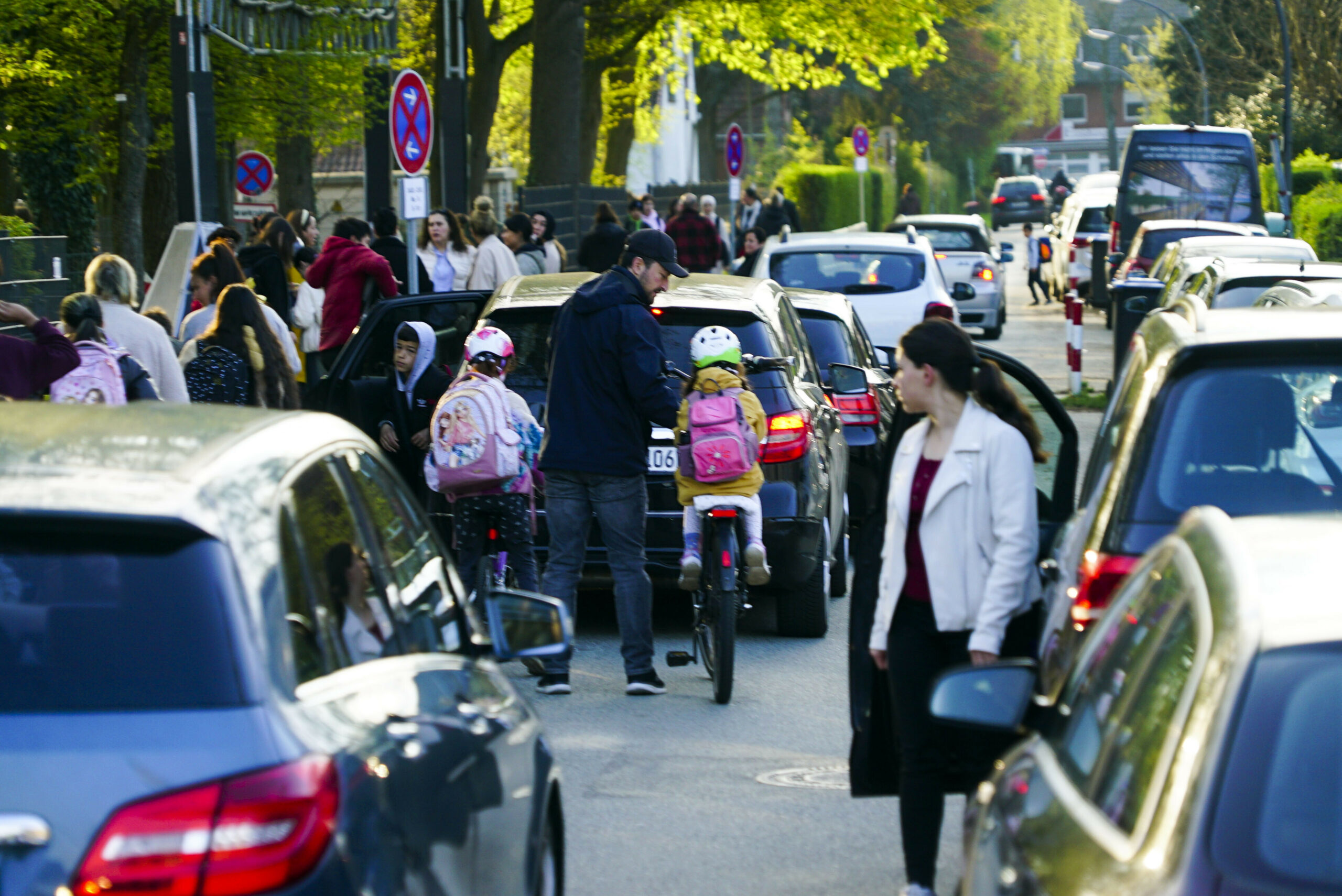 Verkehrschaos vor Schule