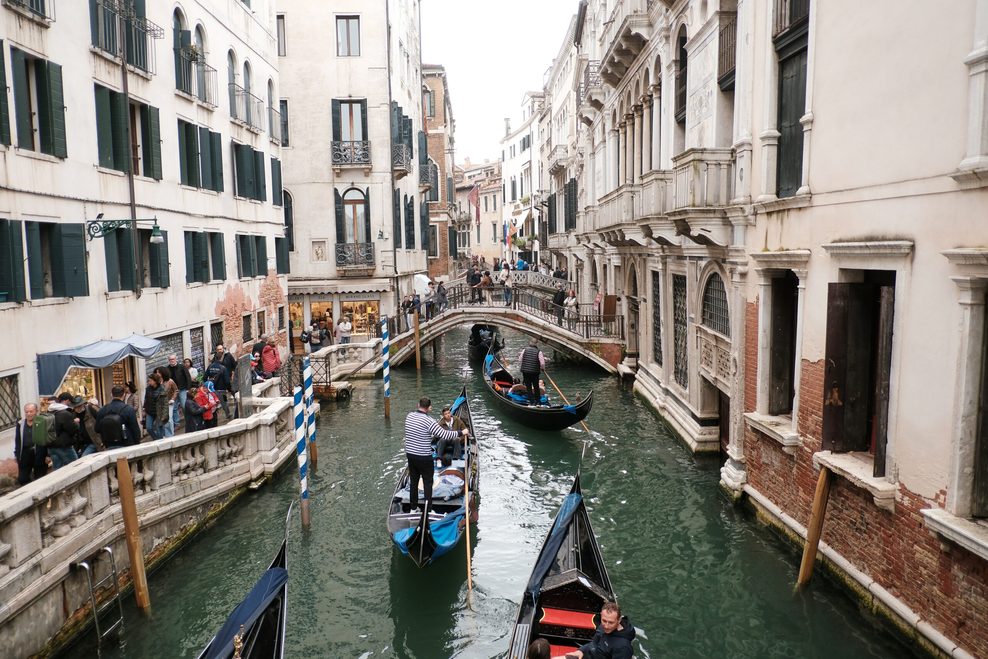 Kanal in Venedig mit Gondeln