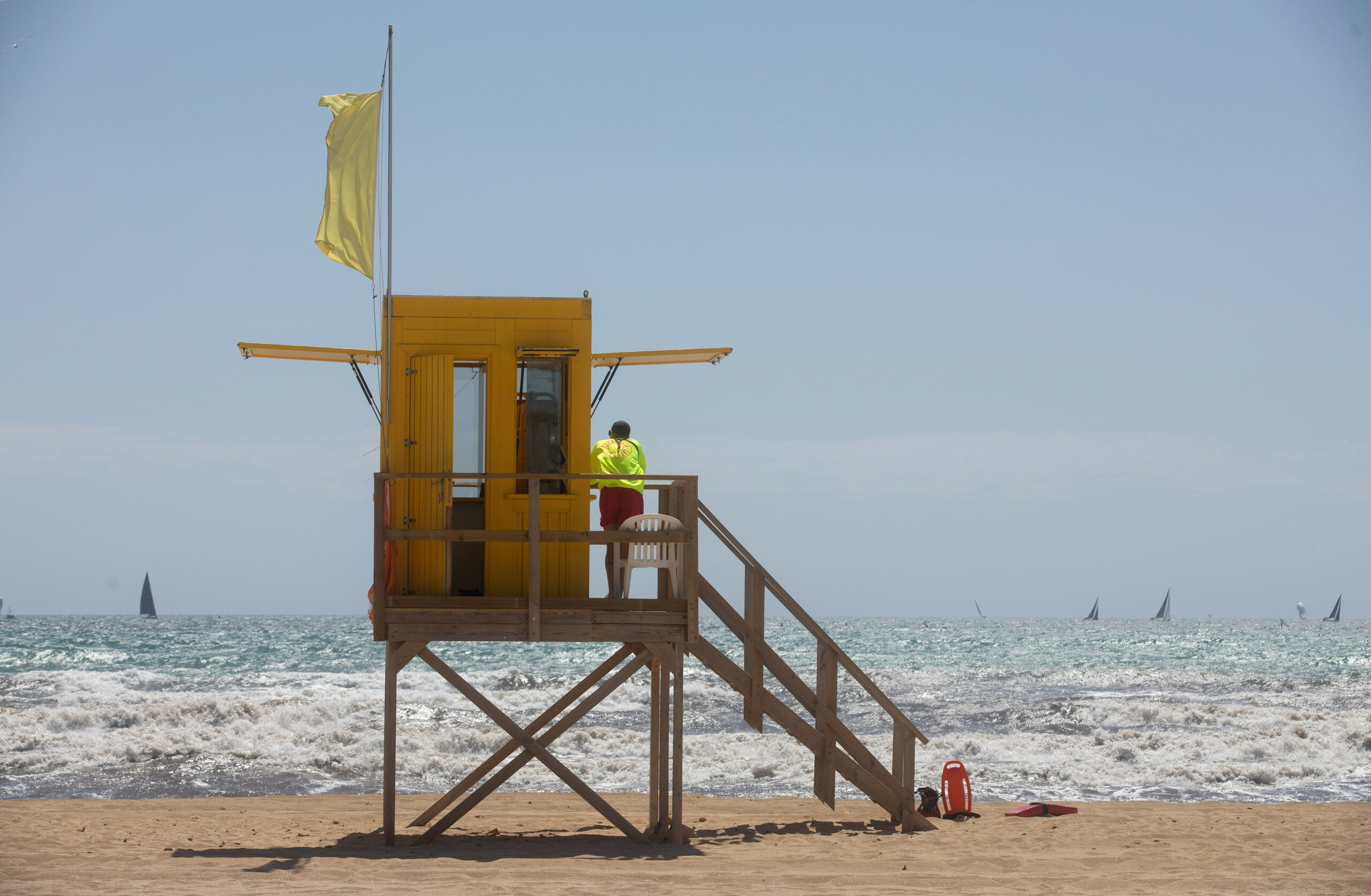 Ein Wachturm der Rettungsschwimmer am Strand von Mallorca.