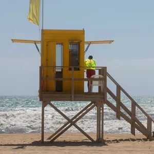 Ein Wachturm der Rettungsschwimmer am Strand von Mallorca.