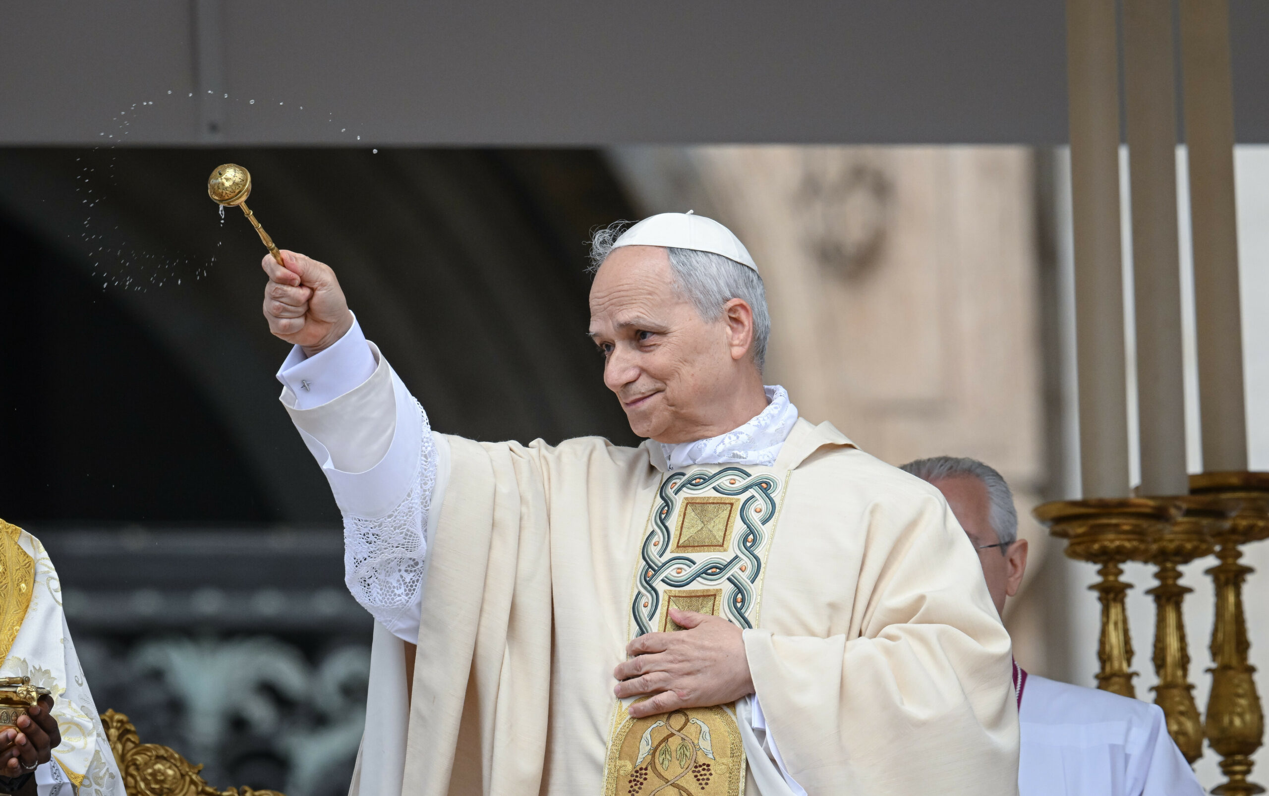 Papst Leo XIV. in hellem Gewand.