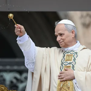 Papst Leo XIV. in hellem Gewand.