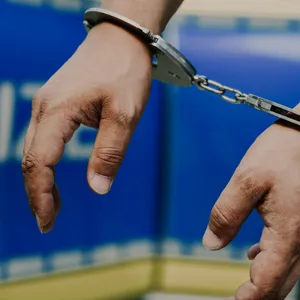 Mann in Handschellen