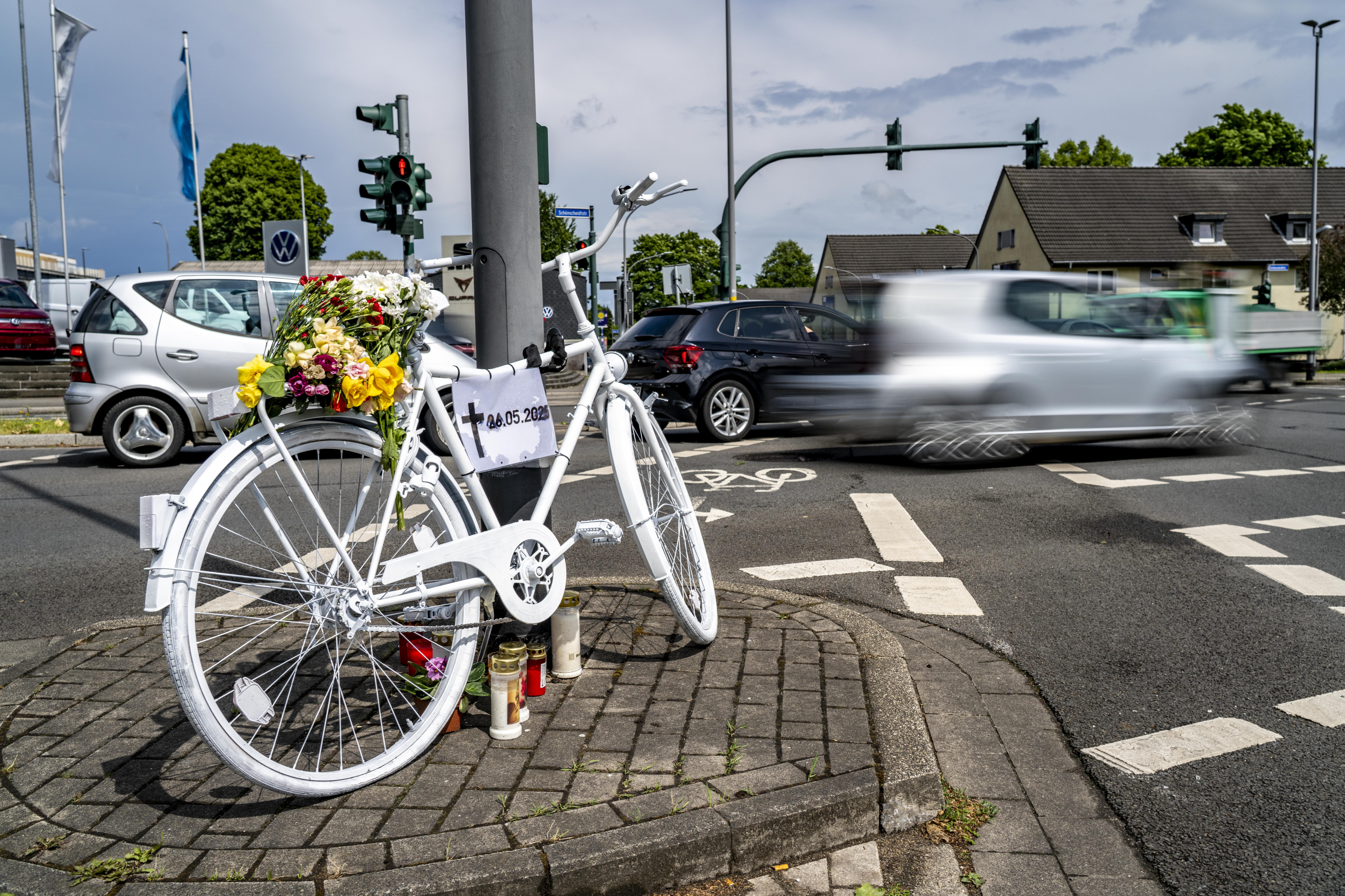 Ein Ghostbike erinnert an einen tödlichen Radunfall und soll als Mahnmal dienen.