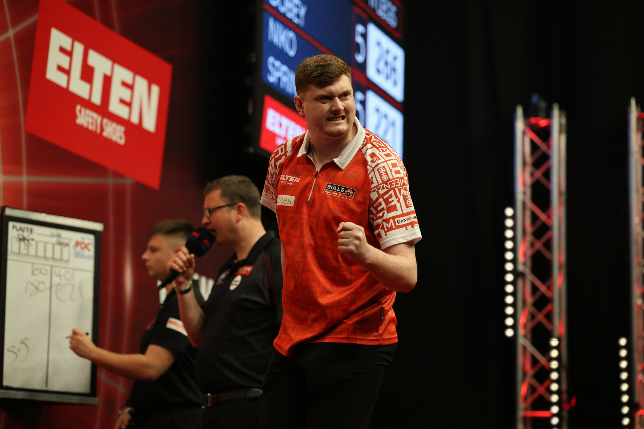 Darts-Profi Niko Springer jubelt auf der Bühne