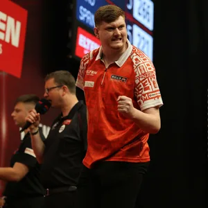 Darts-Profi Niko Springer jubelt auf der Bühne