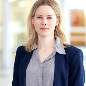 Junge blonde Frau in blauem Blazer