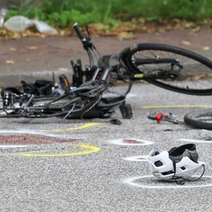 Verkehrstote in Hamburg – Symbolfoto eines zerstörten Fahrrads auf einer Straße.
