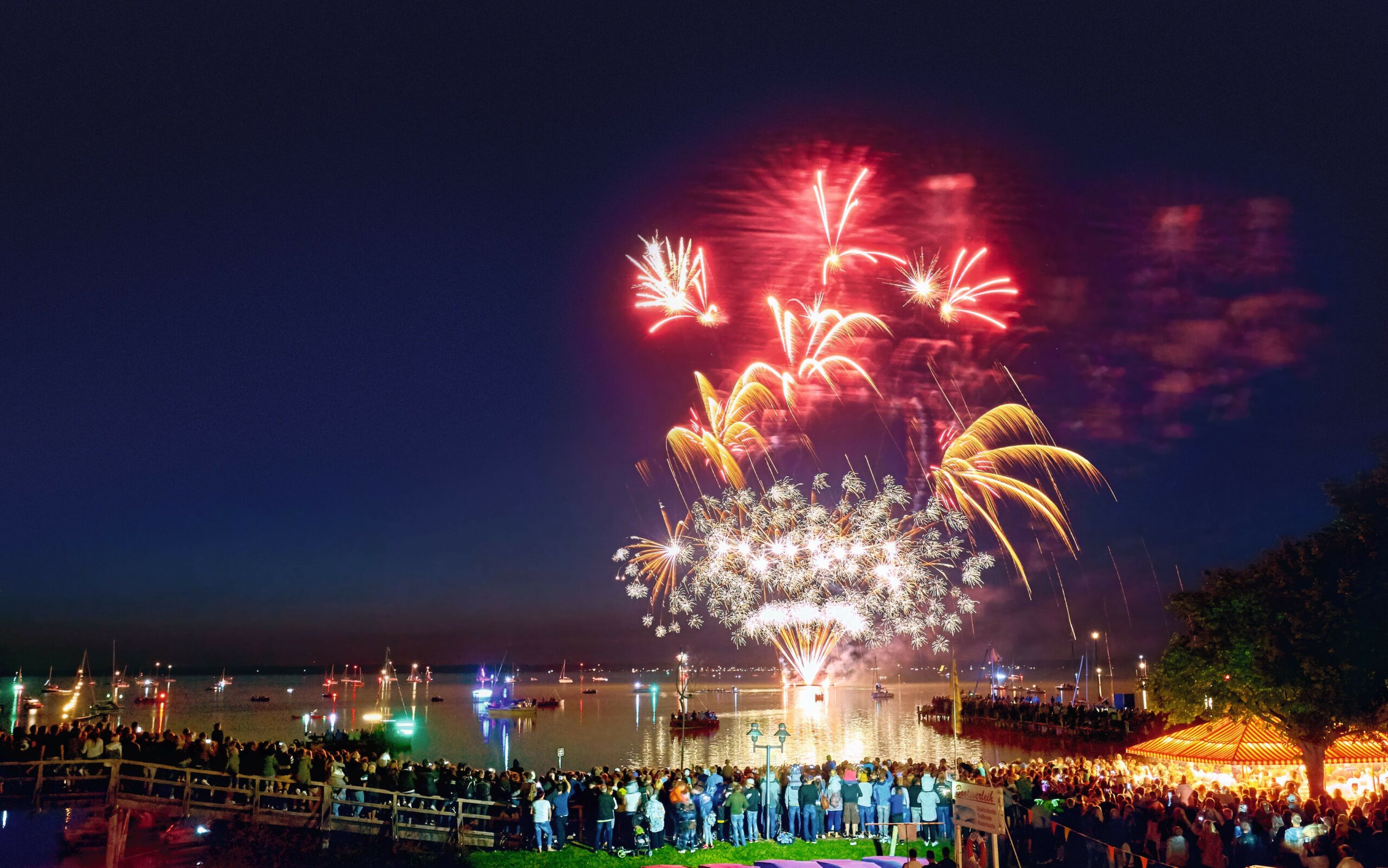 Feuerwerk am Abend am Steinhuder Meer nahe Hannover