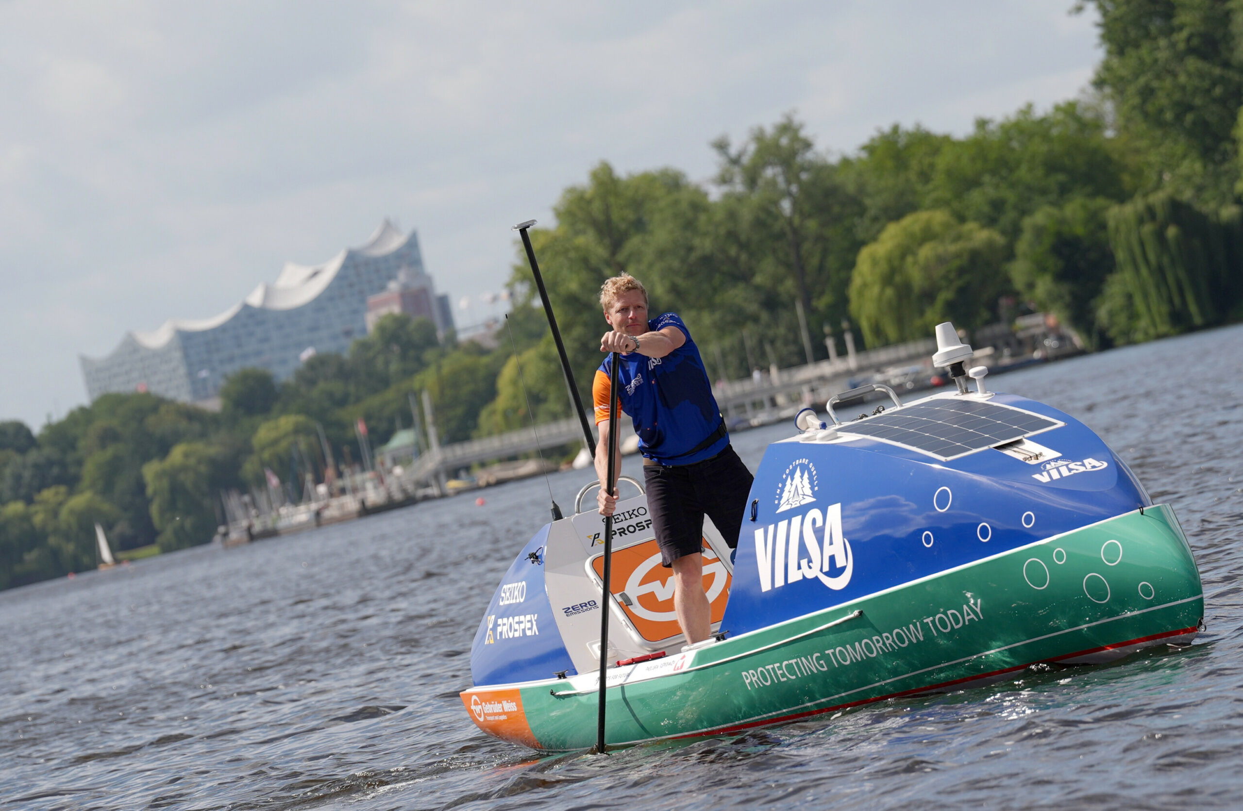 Michael Walther im August auf der Außenalster während der Vorstellung des Projekts „Mit dem Stand-up-Paddle-Board über den Atlantik“.