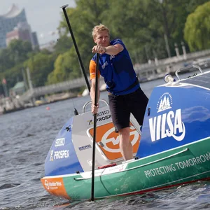 Michael Walther im August auf der Außenalster während der Vorstellung des Projekts „Mit dem Stand-up-Paddle-Board über den Atlantik“.