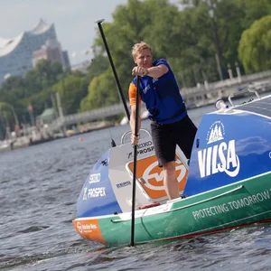 Michael Walther auf seinem Paddelboard