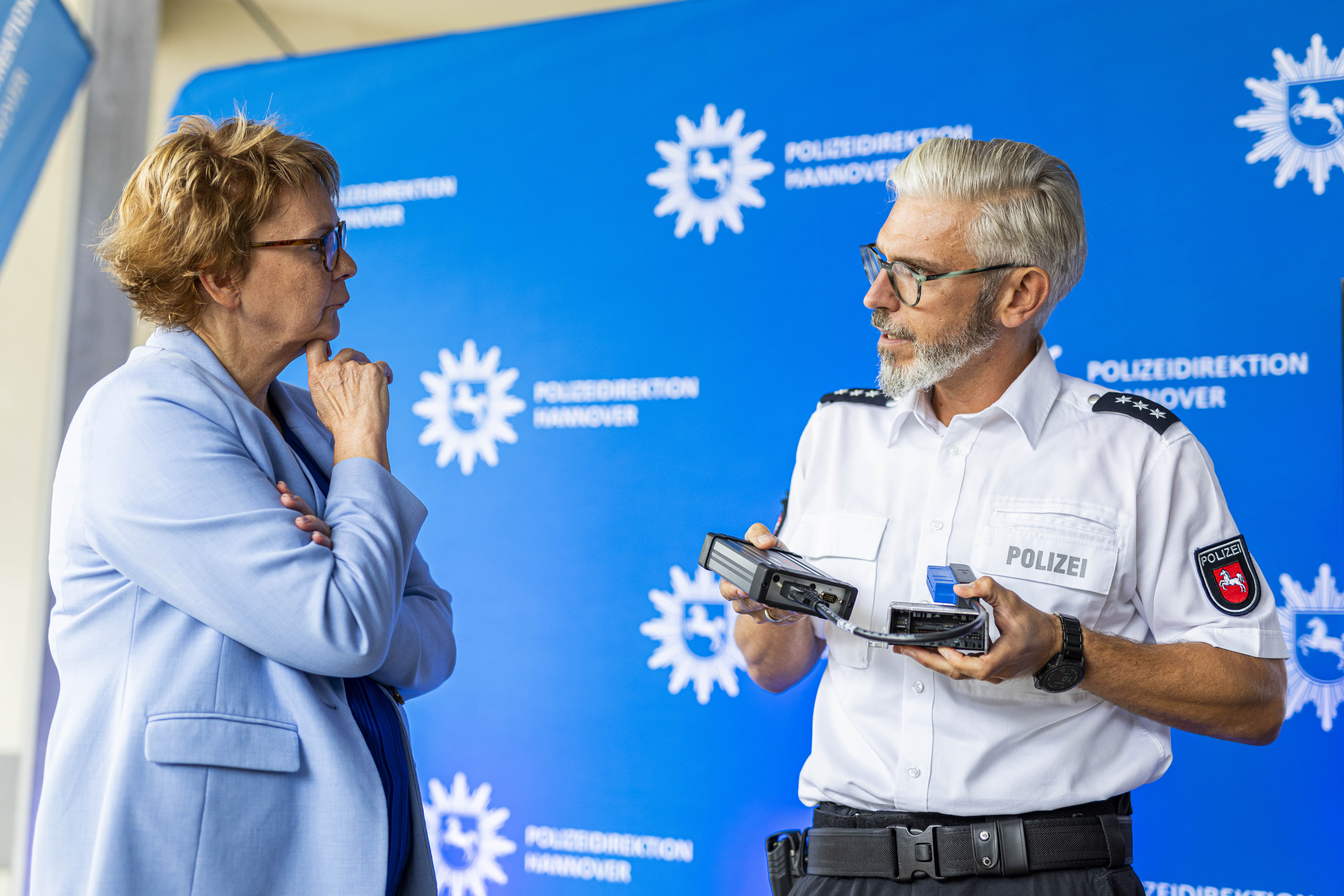 Niedersachsens Innenministerin Daniela Behrens im Gespräch mit Polizeihauptkommissar Marcel Thiele