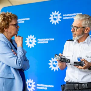 Niedersachsens Innenministerin Daniela Behrens im Gespräch mit Polizeihauptkommissar Marcel Thiele