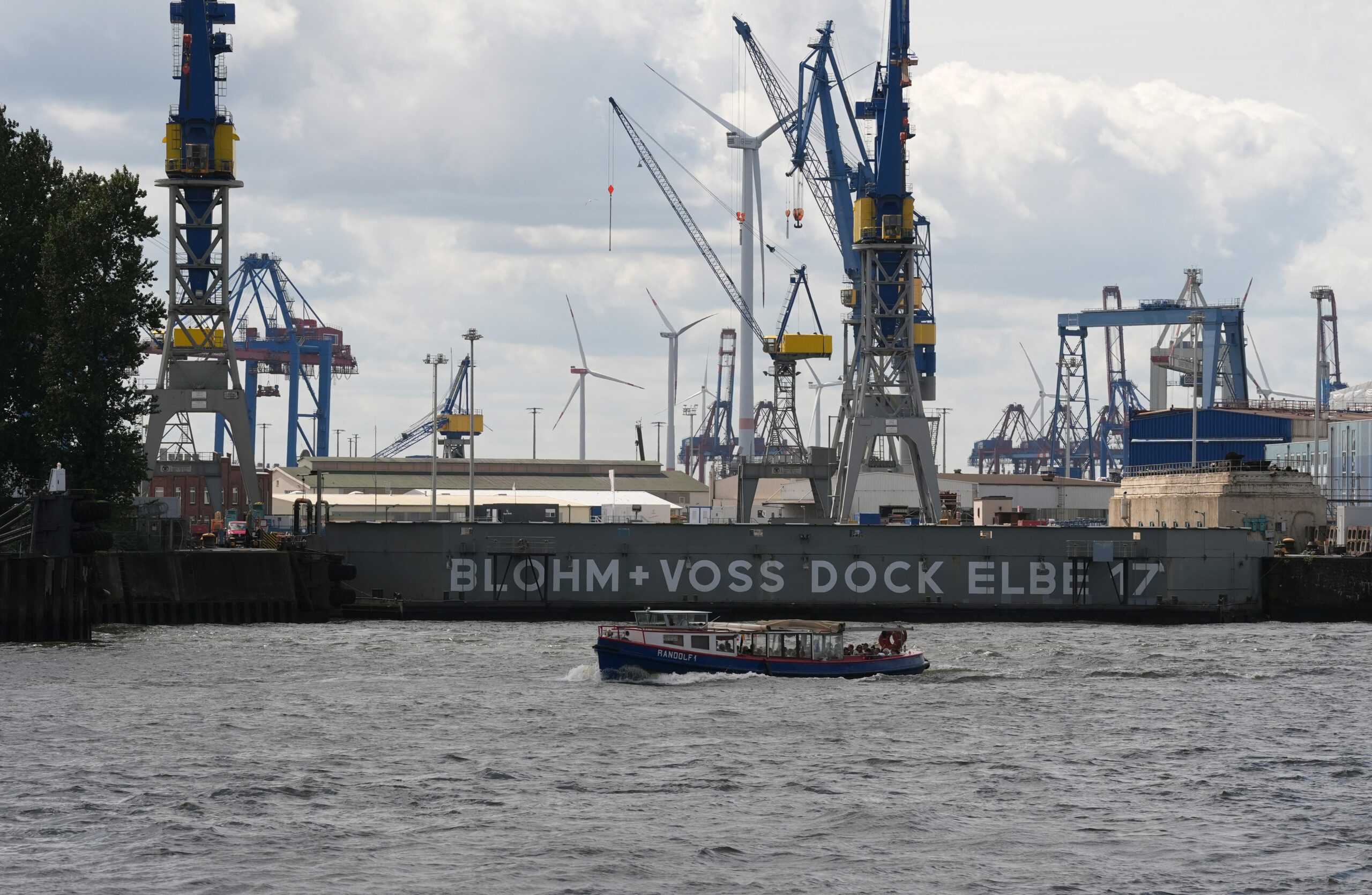 Das Dock Elbe 17 der Werft Blohm + Voss ist im Hamburger Hafen zu sehen.