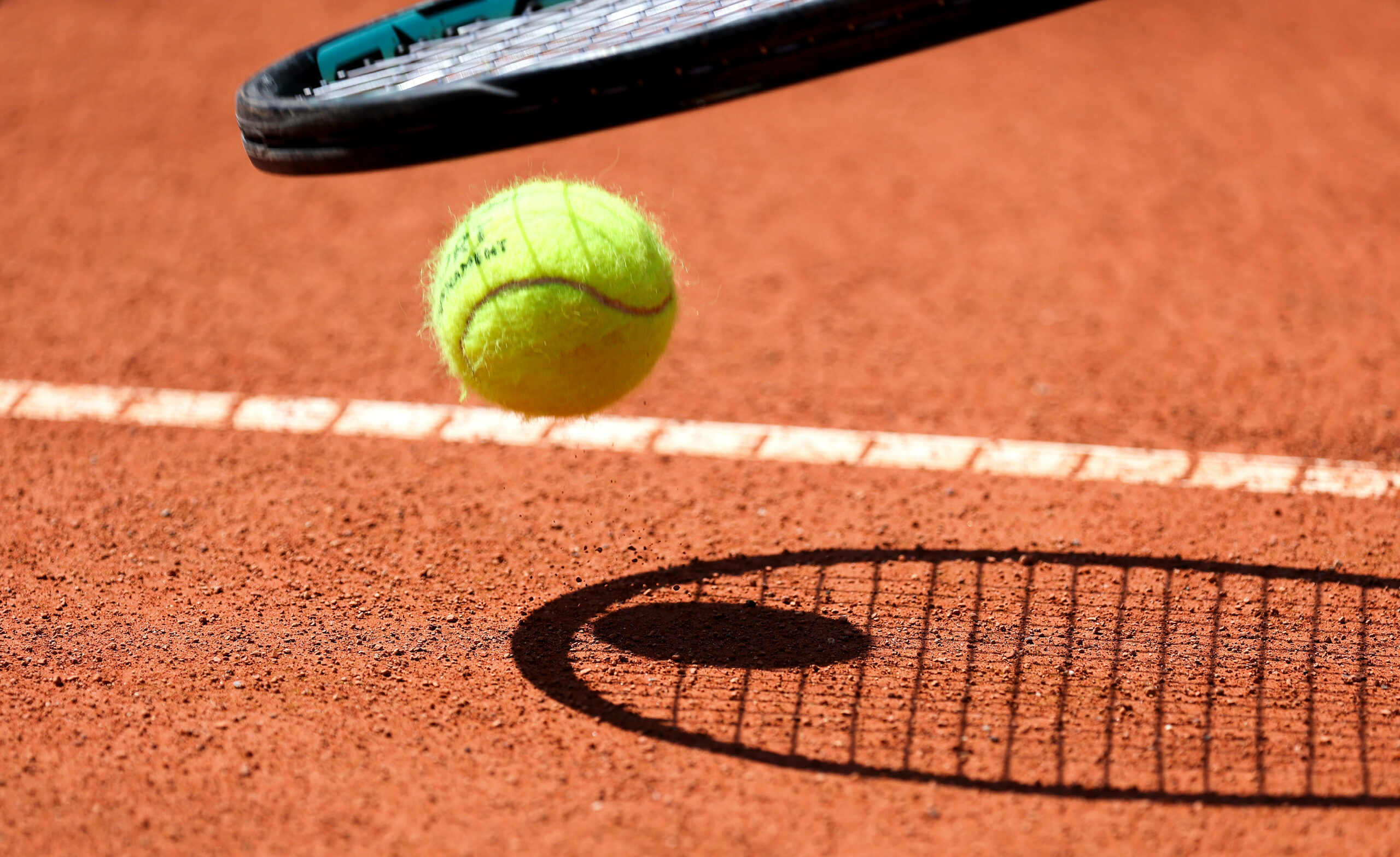 Tennisball und Schläger (Symbolbild)
