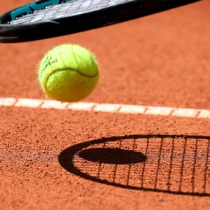Tennisball und Schläger (Symbolbild)