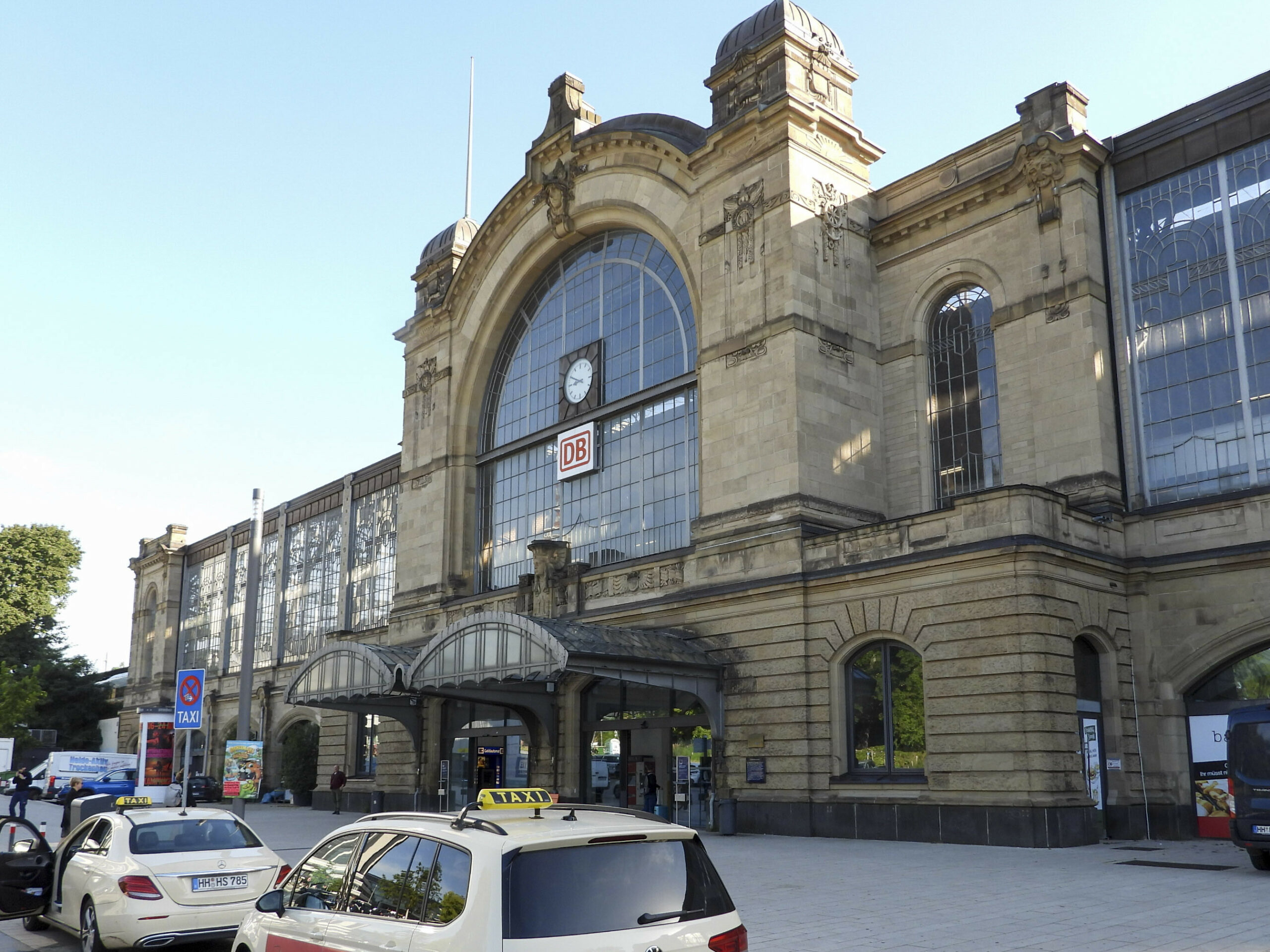 Mann bepöbelt in Regionalbahn andere Fahrgäste und zeigt Hitlergruß. Zug am Bahnhof Dammtor gestoppt.