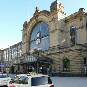 Mann bepöbelt in Regionalbahn andere Fahrgäste und zeigt Hitlergruß. Zug am Bahnhof Dammtor gestoppt.