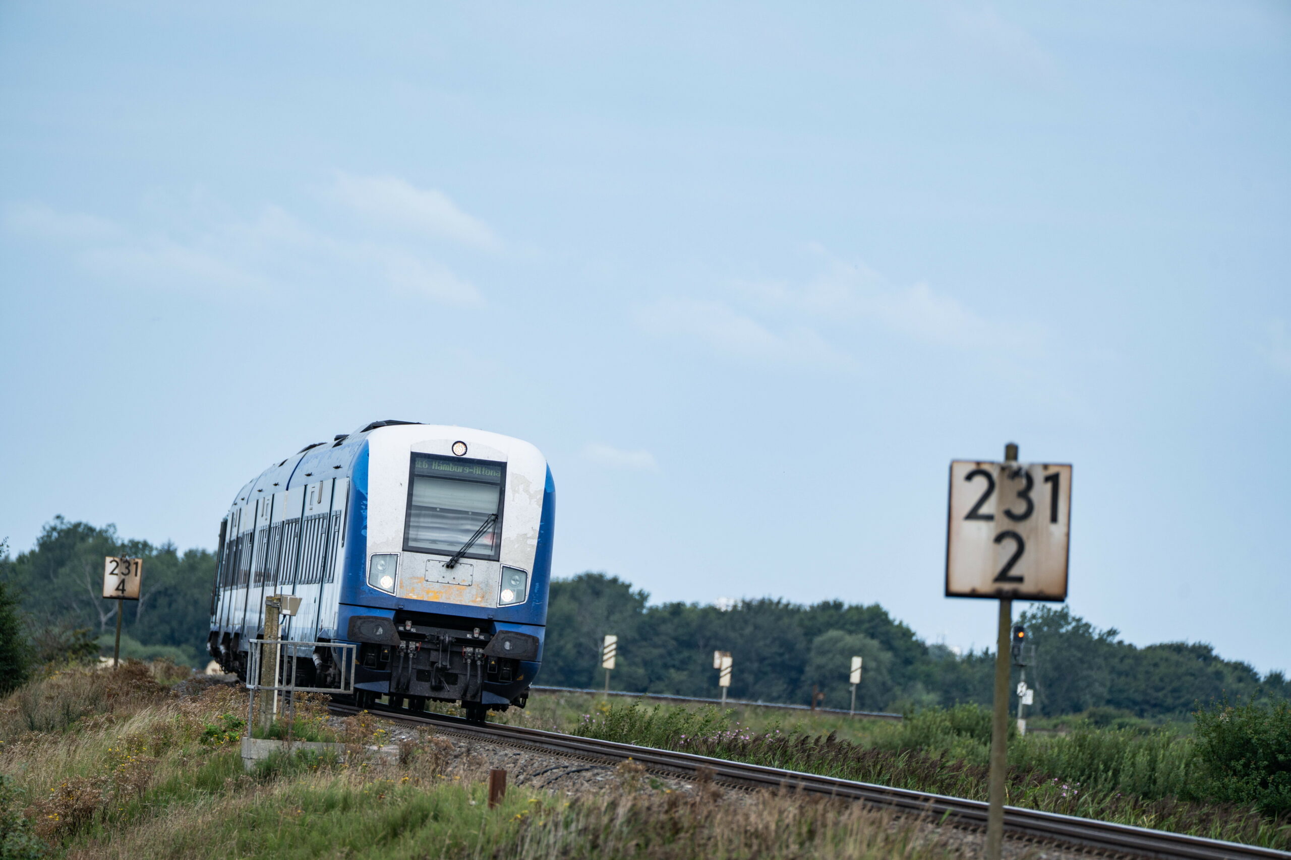 Regionalexpress RE6 zwischen auf der Strecke zwischen den Endbahnhöfen Westerland und Hamburg-Altona