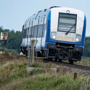 Regionalexpress RE6 zwischen auf der Strecke zwischen den Endbahnhöfen Westerland und Hamburg-Altona