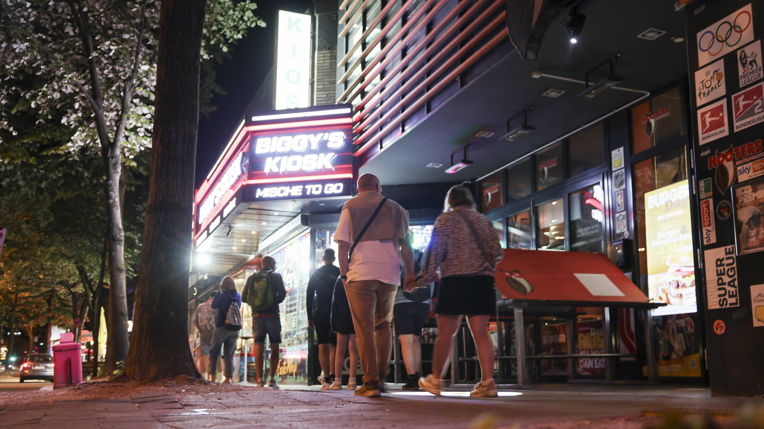 Unter einem Vorwand soll der Angeklagte A. die damals 21-Jährige in eine Gasse nahe der Reeperbahn gelockt haben. (Symbolfoto)
