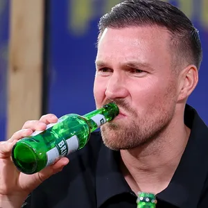 Kevin Großkreutz trinkt ein Bier