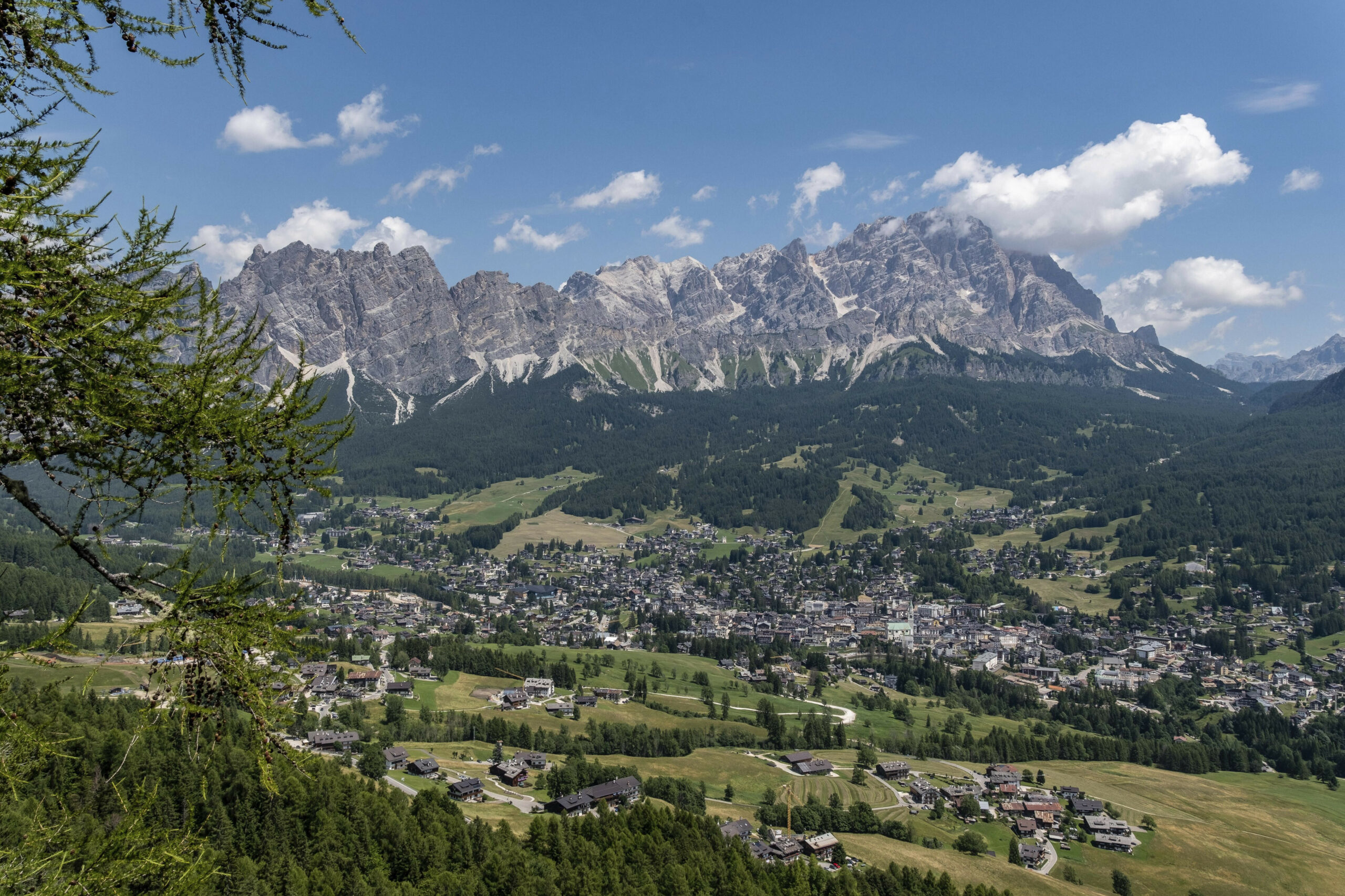 Cortina d'Ampezzo vor den Dolomiten