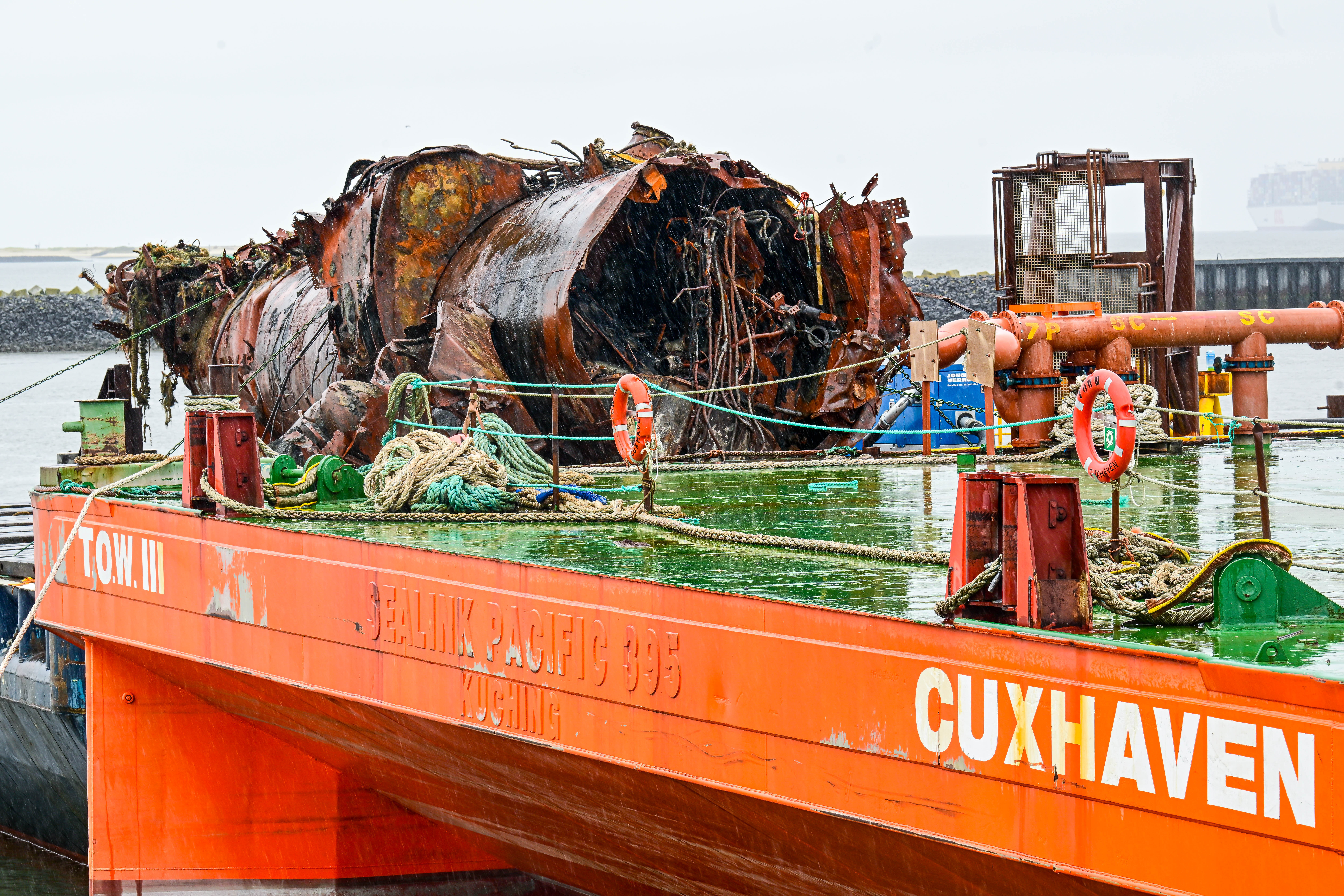 Die Hälfte eines alten U-Boot Wracks, das im Hafen von Cuxhaven liegt und auf den Weitertransport wartet.