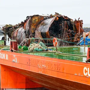 Die Hälfte eines alten U-Boot Wracks, das im Hafen von Cuxhaven liegt und auf den Weitertransport wartet.