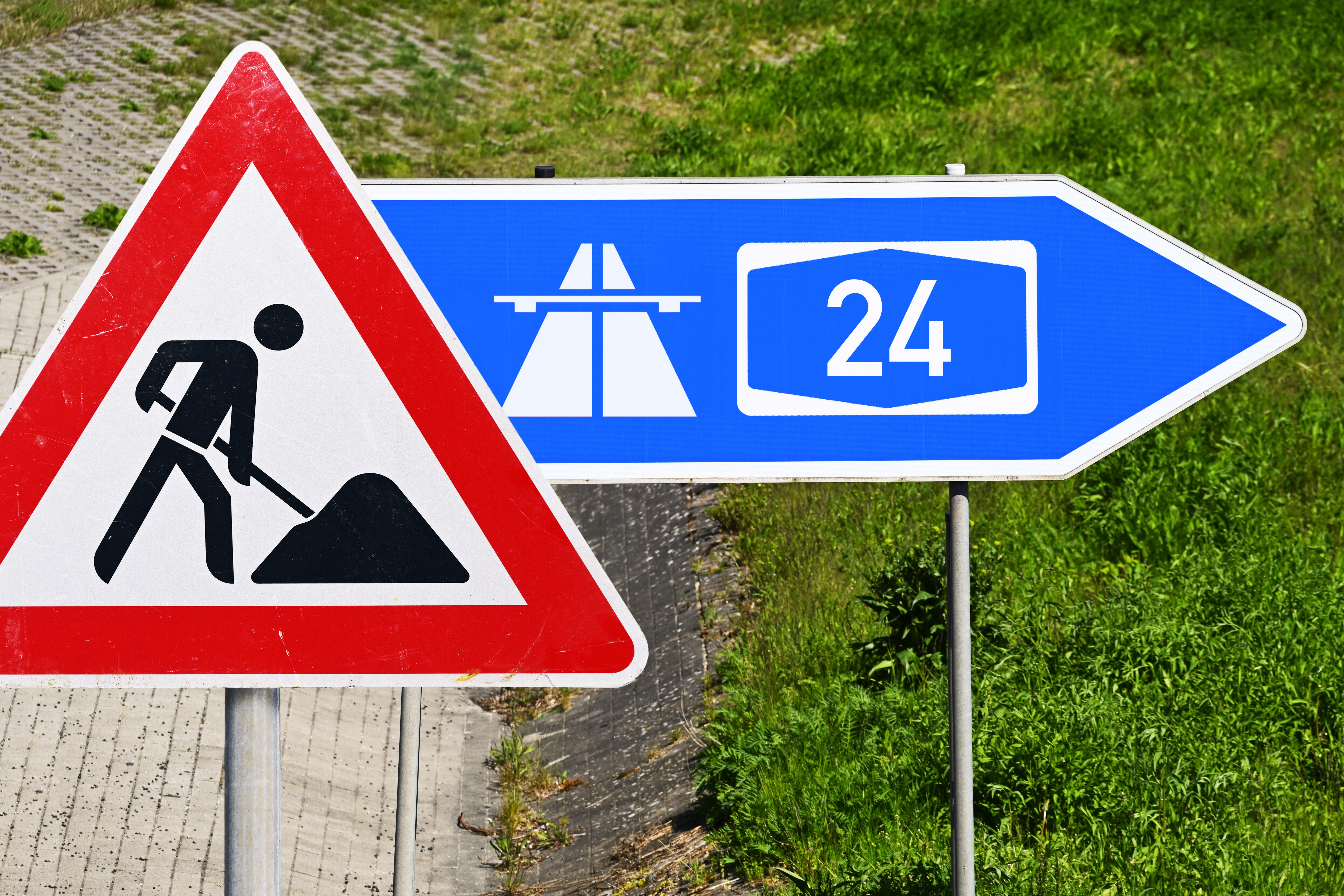 Ausfahrtsschild einer Autobahn mit Aufschrift A24 und Baustellenschild