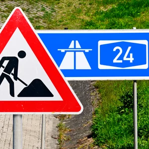 Ausfahrtsschild einer Autobahn mit Aufschrift A24 und Baustellenschild