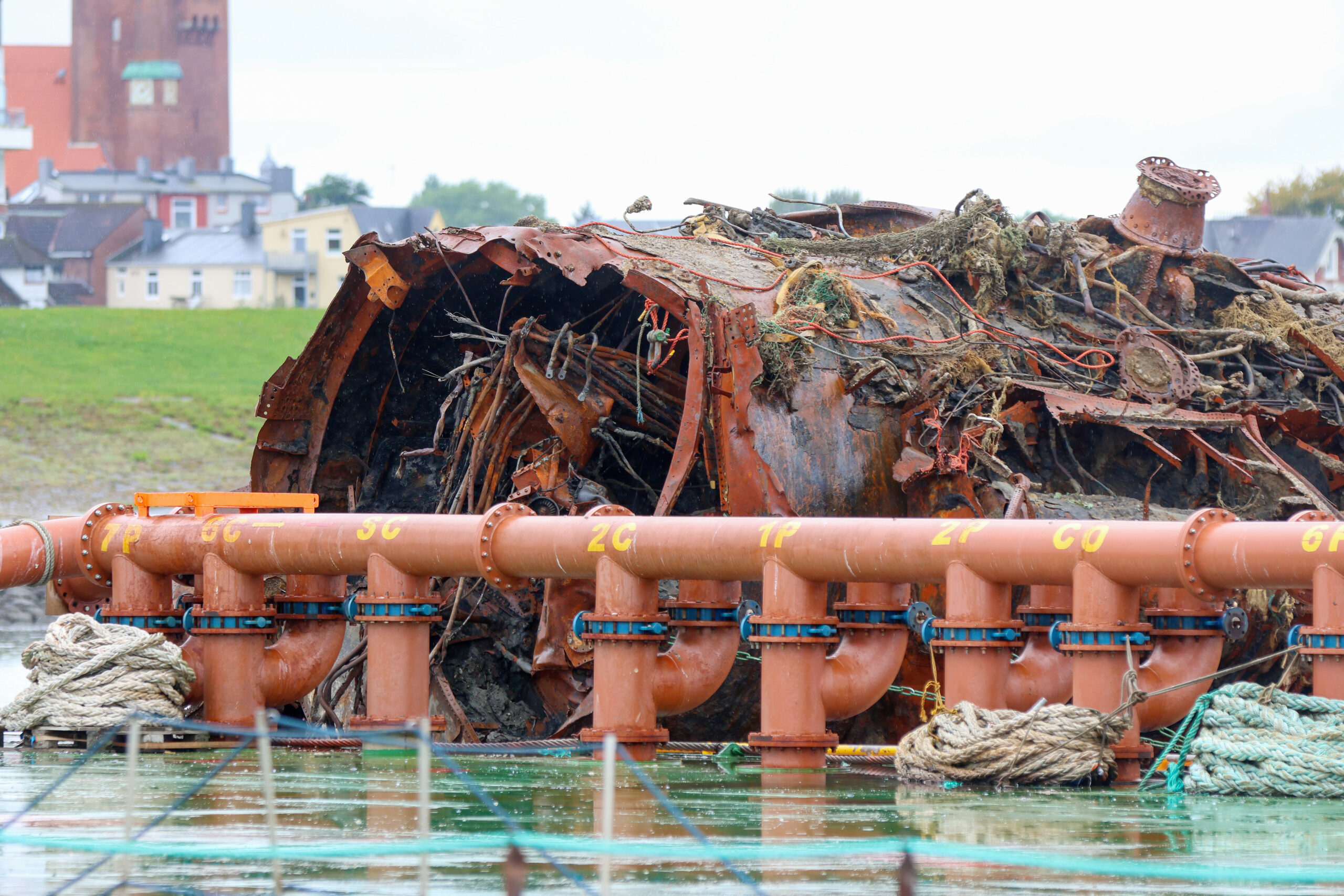 Der eine Teil des zerbrochenen U-Bootes U16 liegt auf einem Ponton in Cuxhaven.