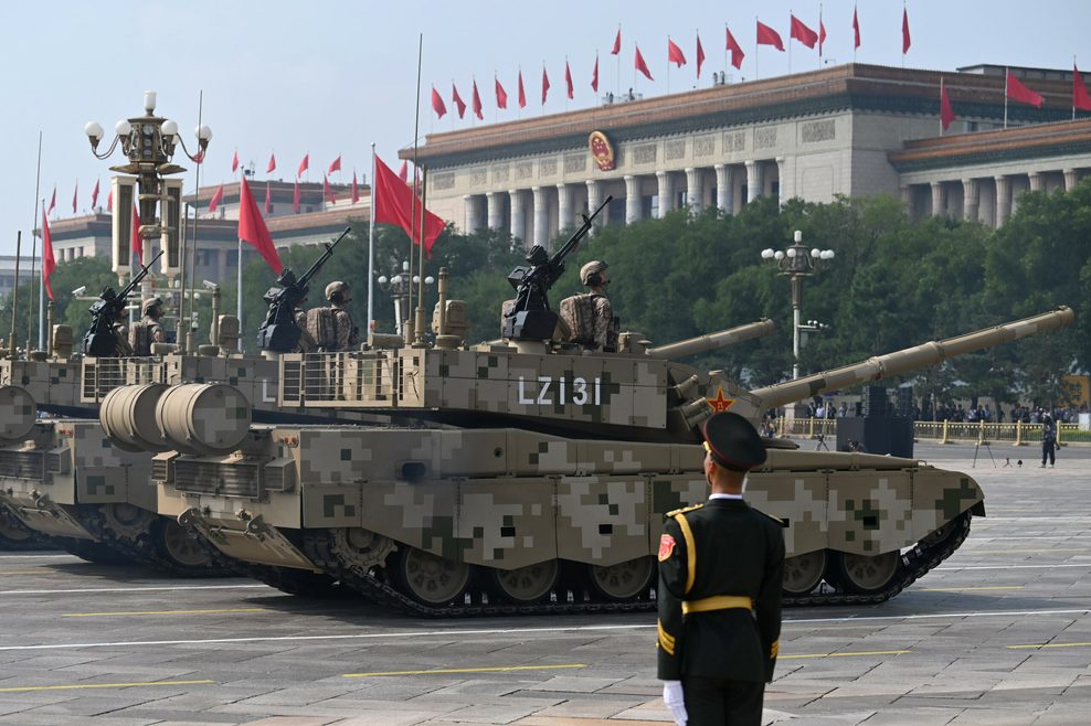 Mehrere Panzer sind zu der Militärparade aufgefahren.