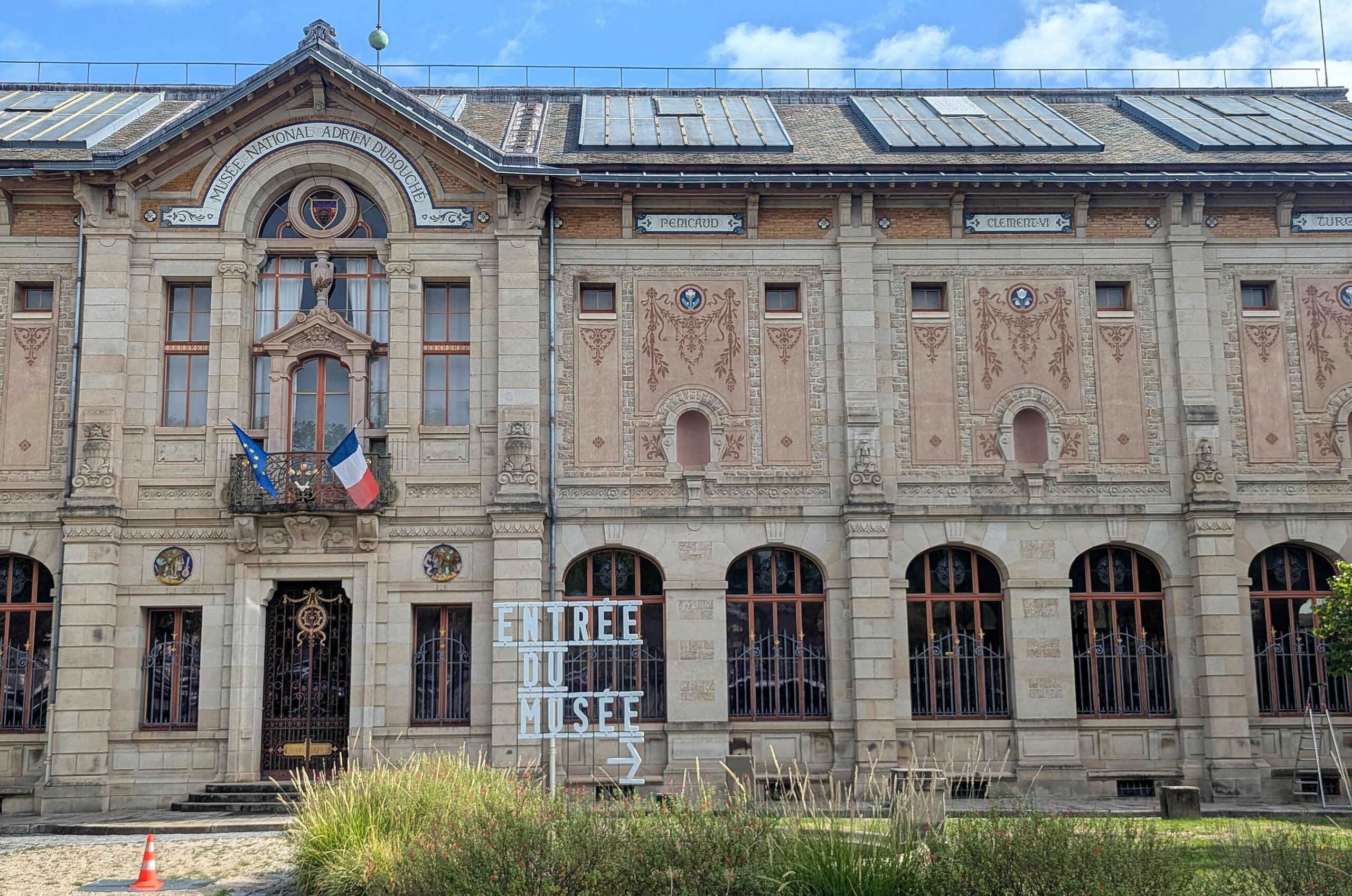 Das Porzellanmuseum Adrien Dubouche in Südfrankreich von außen