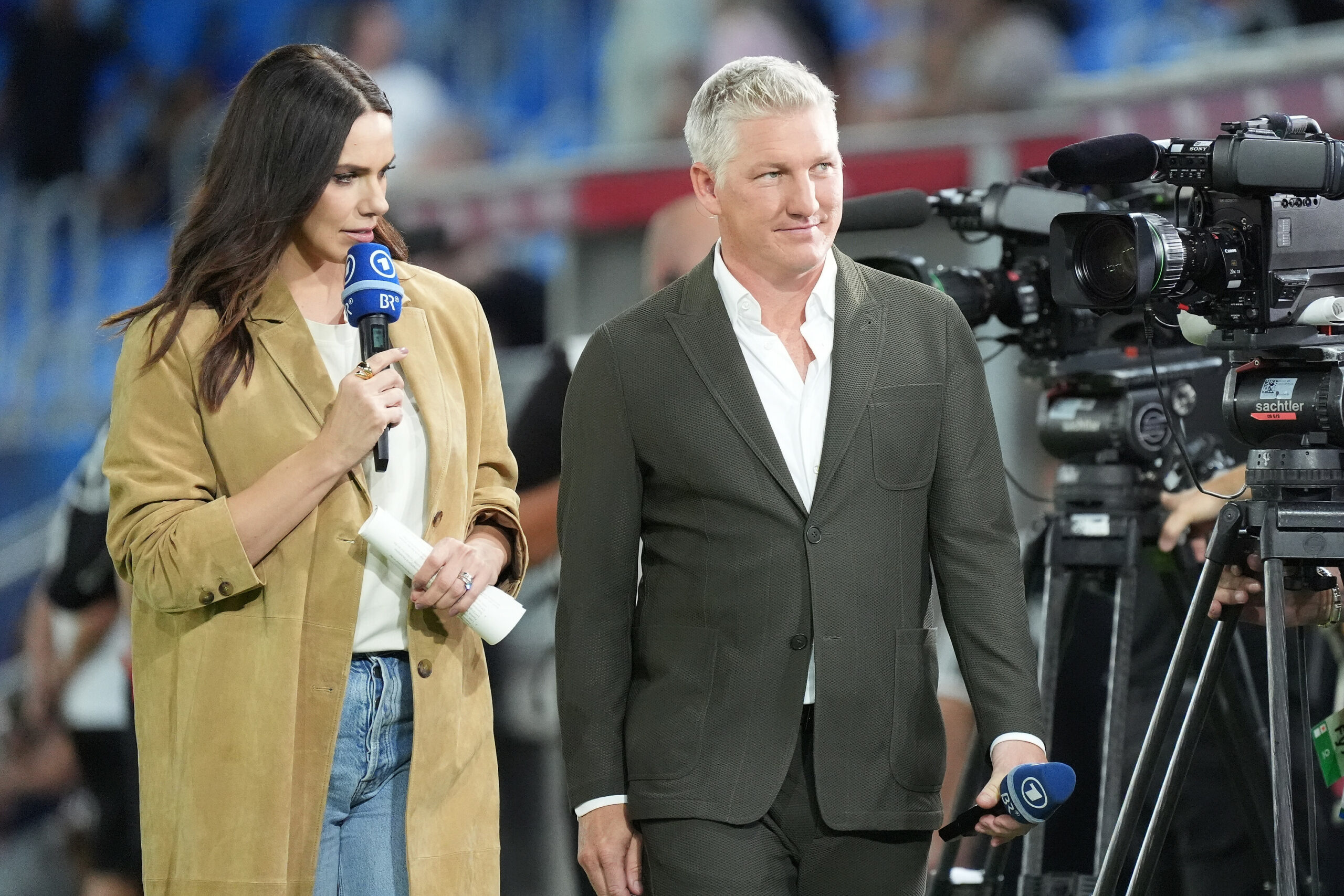 Esther Sedlaczek und Bastian Schweinsteiger am ARD-Mikrofon