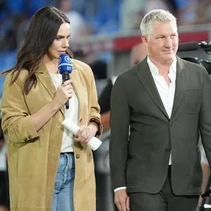 Esther Sedlaczek und Bastian Schweinsteiger am ARD-Mikrofon
