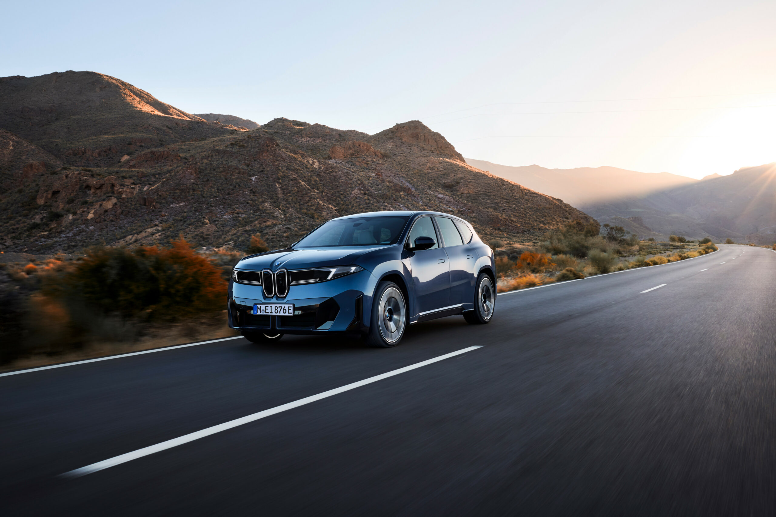 Das erste Serienmodell der „Neuen Klasse“ von BMW: Mit frischer Form und neuer Designsprache rollt der iX3 ab dem kommenden Frühjahr auf die Straße.