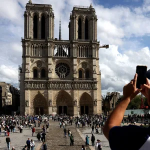 Ein Mann macht ein Bild von der Kathedrale Notre-Dame in Paris.