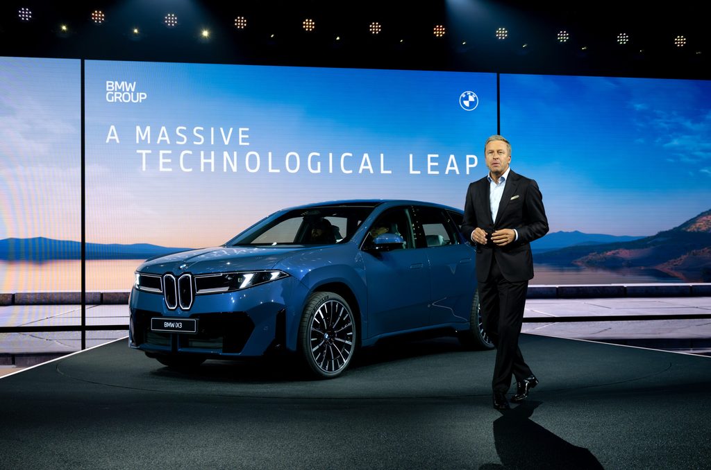 Oliver Zipse, Vorstandschef BMW, präsentiert den BMW iX3 bei der Weltpremiere vor Beginn der Internationalen Automobil-Ausstellung (IAA Mobility) als erstes Modell der "Neuen Klasse" von BMW auf der Bühne.