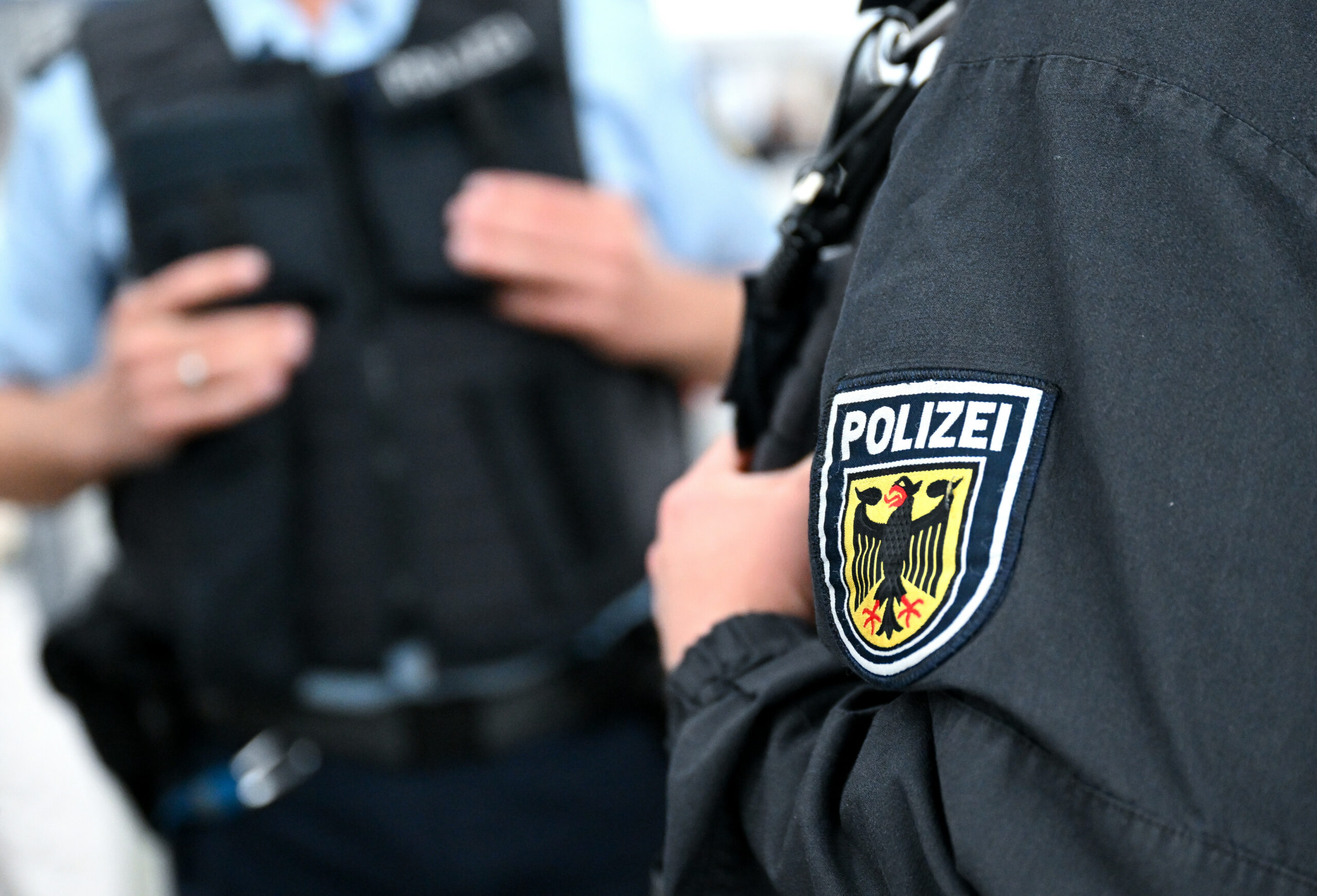 Bundespolizisten, die sich gegenüber stehen