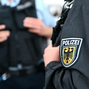 Bundespolizisten, die sich gegenüber stehen