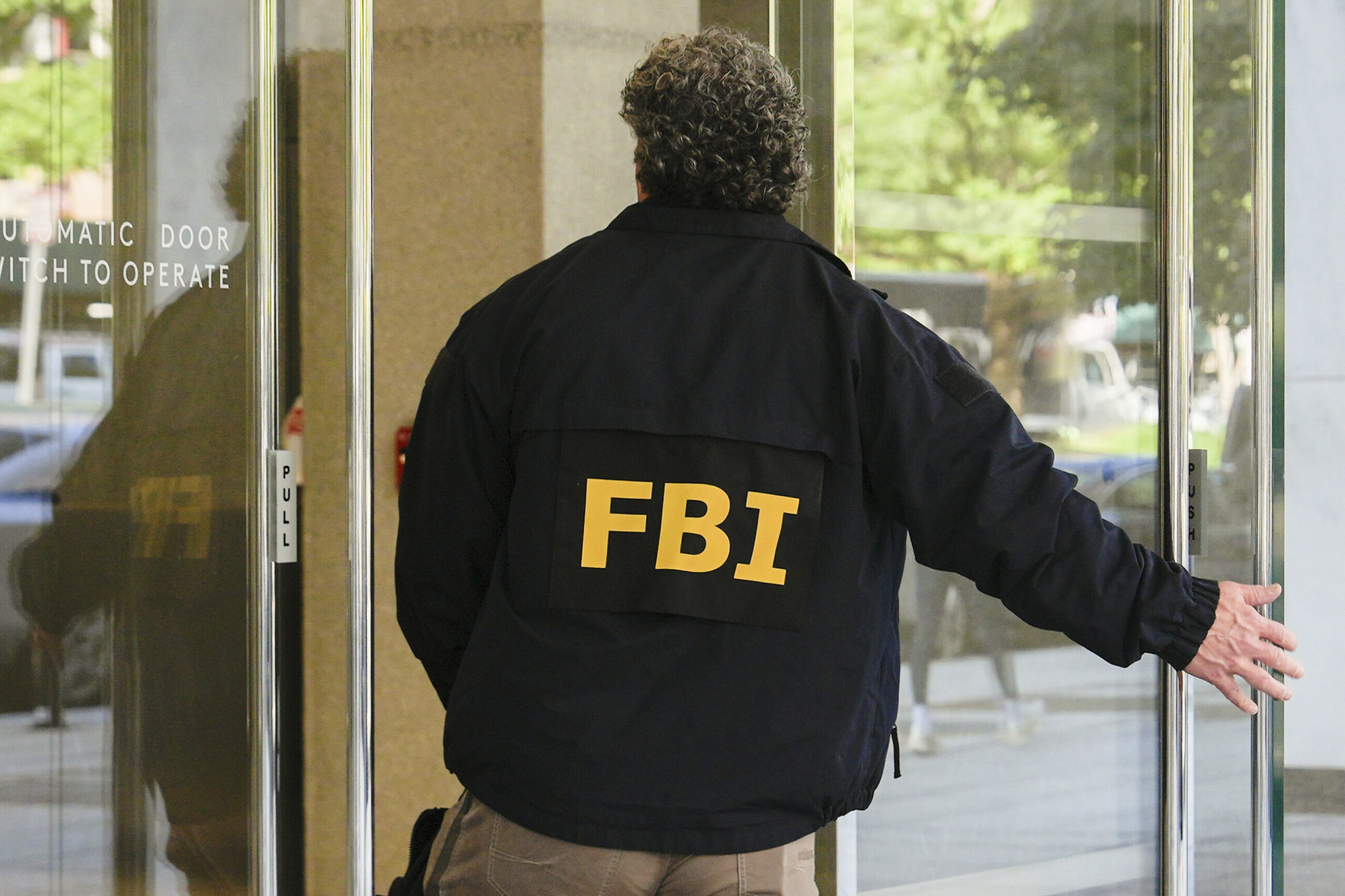 Ein FBI-Agent betritt einen Haupteingang.
