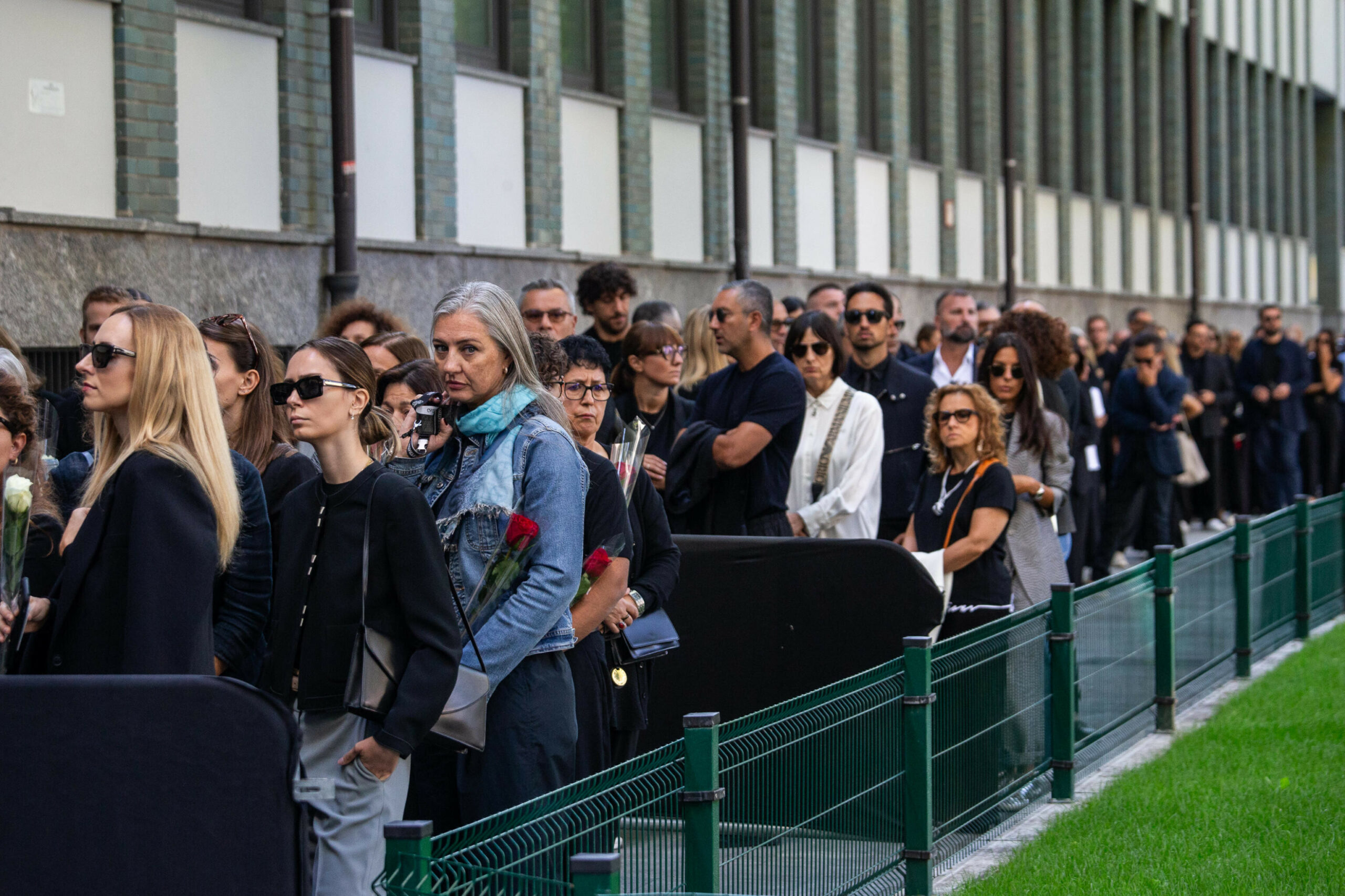 Tausende Menschen nehmen Abschied von dem verstorbenen Modeschöpfer Giorgio Armani.