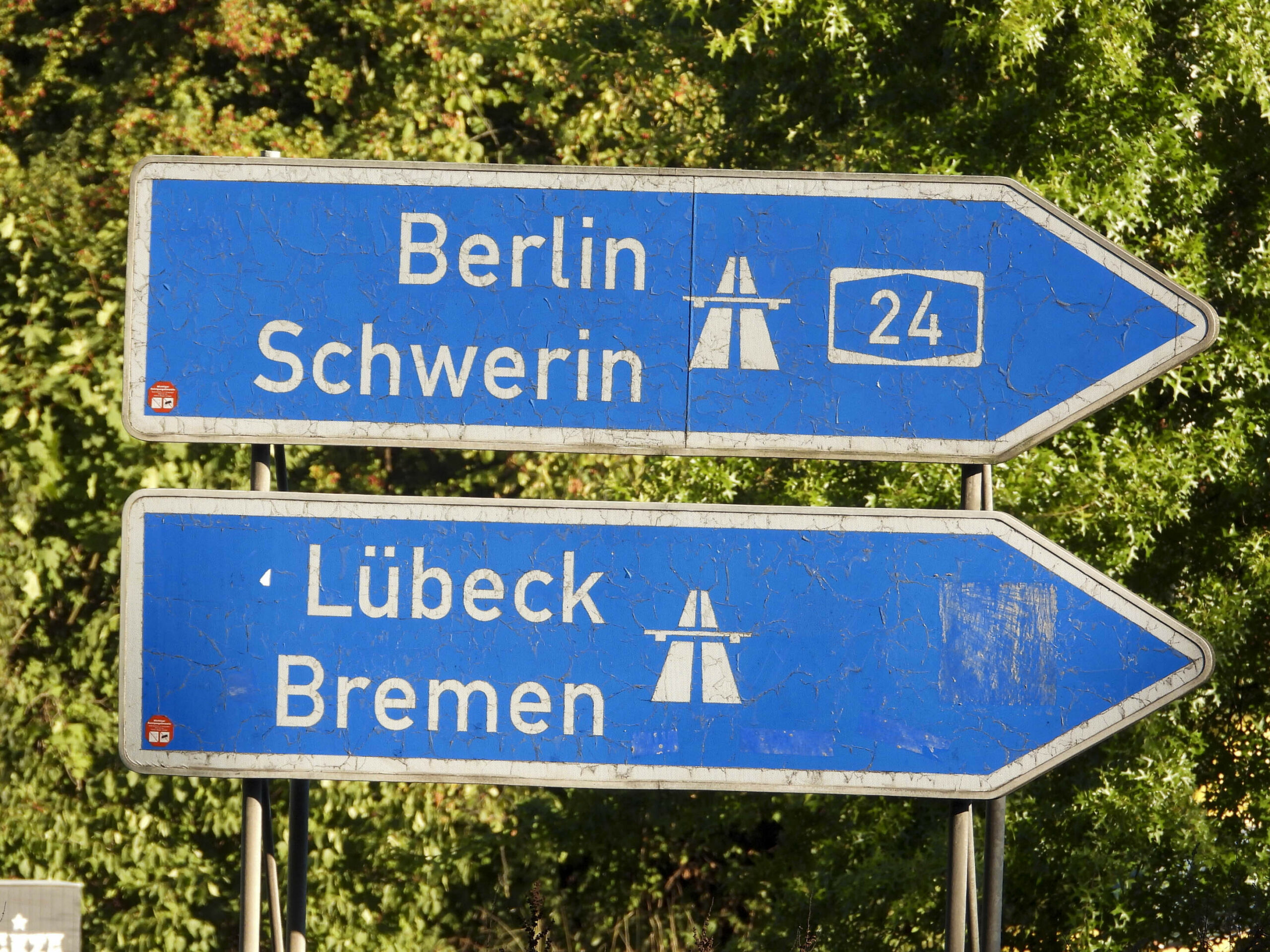 Verkehrsschilder an der A24