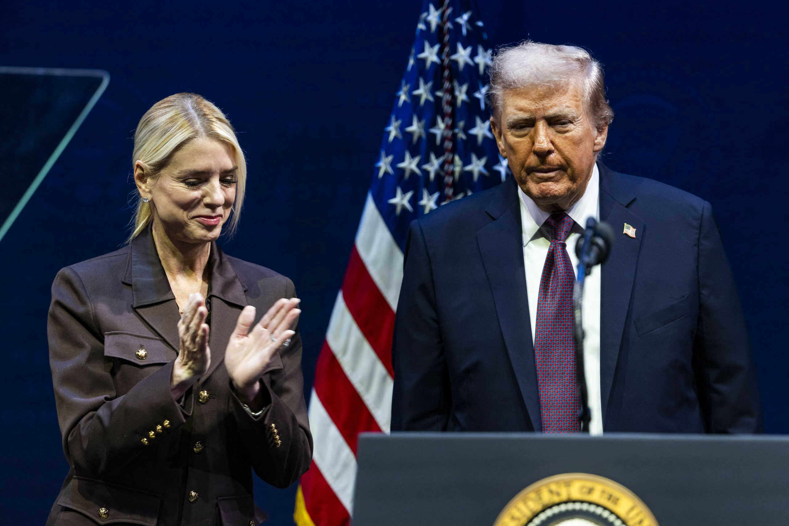 Donald Trump hat seine Justizministerin Pamela Bondi angewiesen, stärker gegen seine politischen Gegner vorzugehen.
