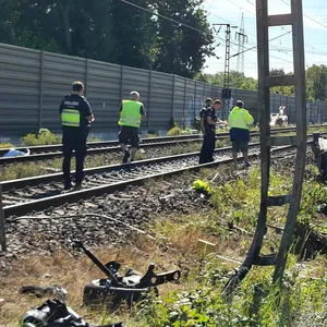 Mehrere Beamte stehen auf dem Zuggleis auf dem das Unglück passierte.