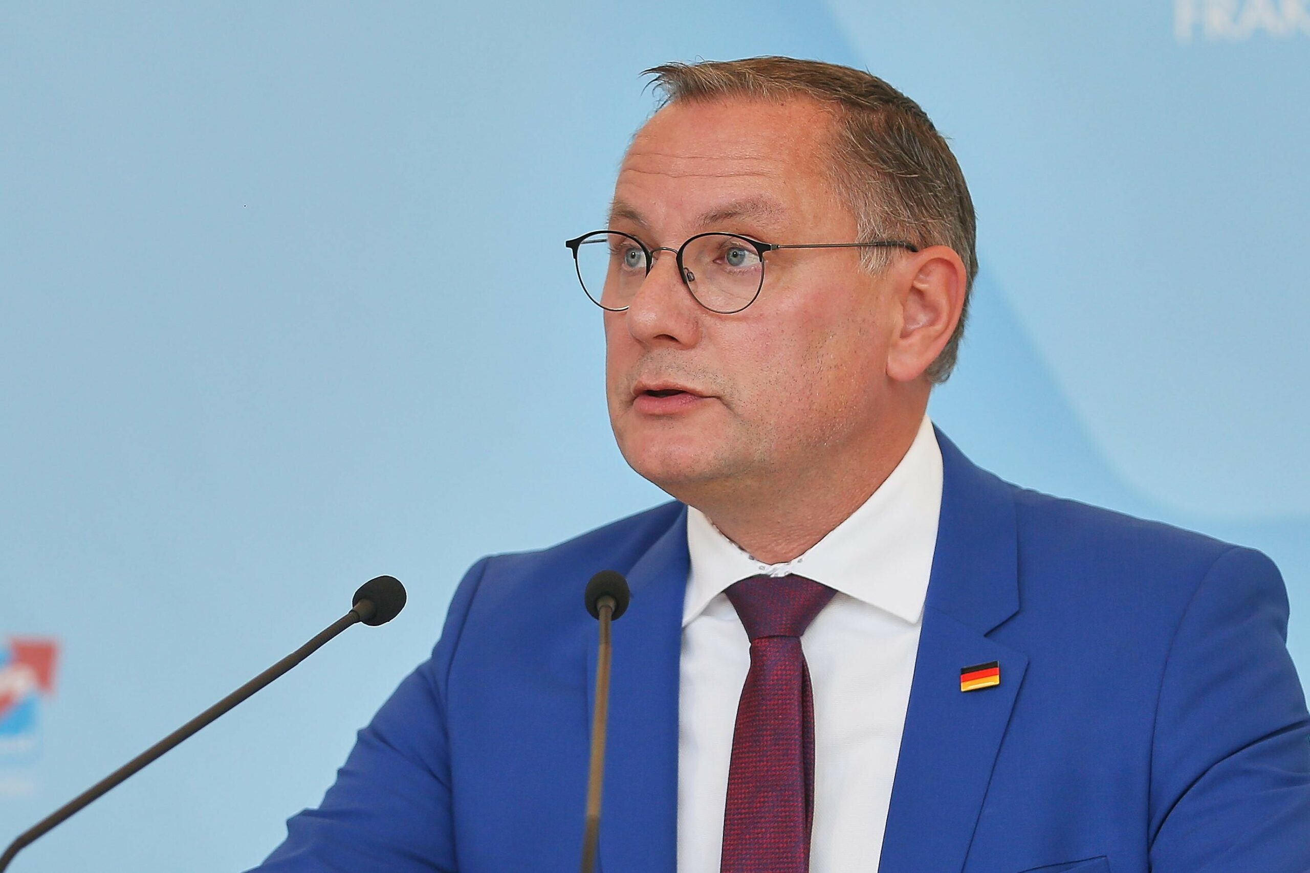 Tino Chrupalla auf der heutigen AfD-Fraktionssitzung, gibt ein Pressestatement