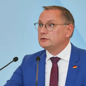 Tino Chrupalla auf der heutigen AfD-Fraktionssitzung, gibt ein Pressestatement